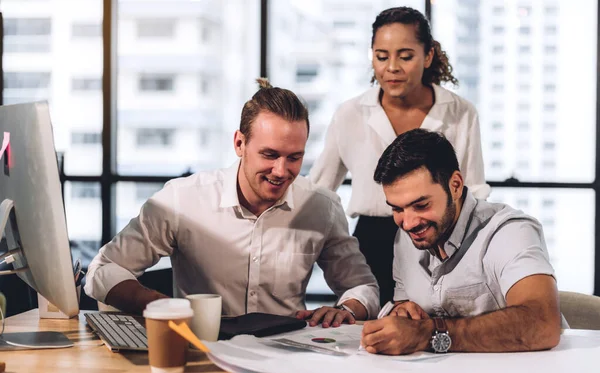 Grupo de reuniones de negocios profesionales y discusión de la estrategia w — Foto de Stock