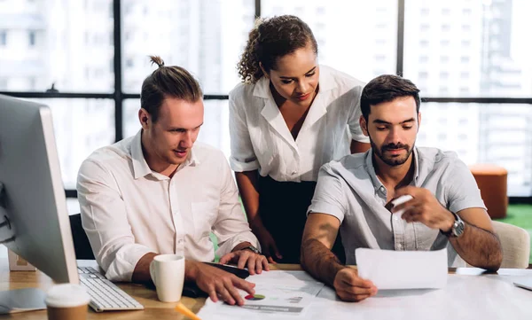 Grupo de reuniones de negocios profesionales y discusión de la estrategia w — Foto de Stock