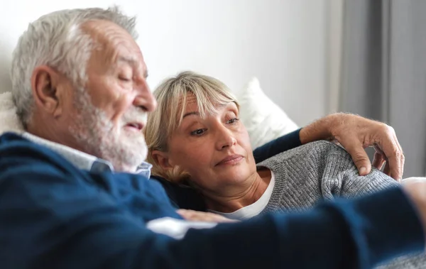 Senior pareja feliz relajarse y hablar juntos tumbados en la cama i — Foto de Stock