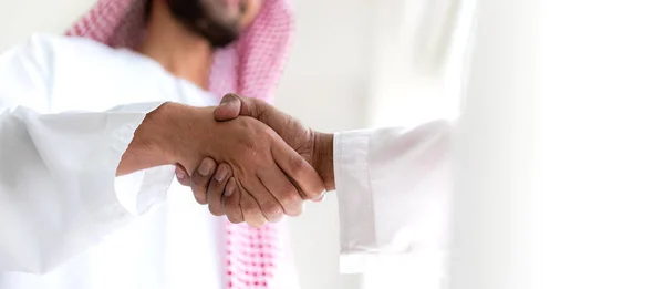Udane arabski partner biznesowy uścisk dłoni razem w nowoczesnym — Zdjęcie stockowe
