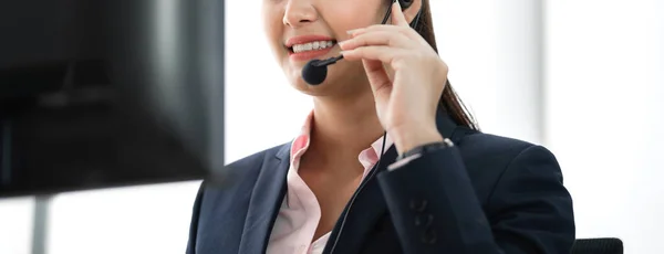 Hermosa feliz sonriente empresaria operador de atención al cliente — Foto de Stock