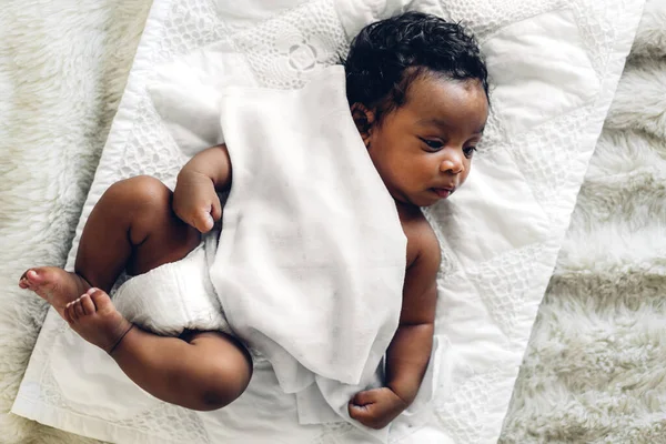 Portré aranyos aranyos kis afro-amerikai baba aludni — Stock Fotó