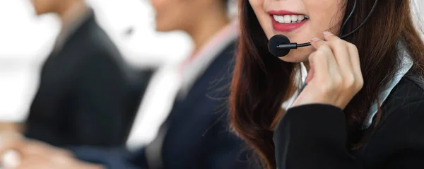 Schöne glücklich lächelnde Geschäftsfrau Betreiber Kundenbetreuung — Stockfoto