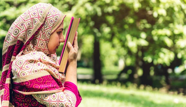 公園の背景で手を祈る宗教的なイスラム教徒のアジアの女性 — ストック写真