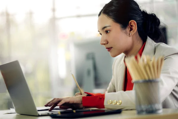 Mujer de negocios que trabaja con ordenador portátil.negocio creativo peo — Foto de Stock