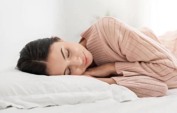 Porträtt av sovande ung kvinna njuta och slappna av liggande på be — Stockfoto