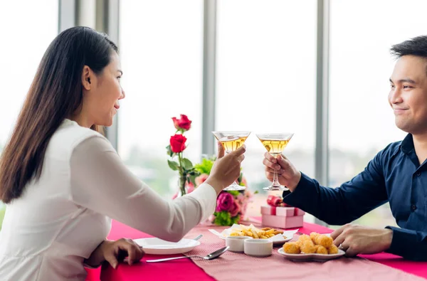 Ρομαντικό νεαρό ευτυχισμένο ζευγάρι χαλαρώστε μιλώντας και πίνοντας ποτήρι κρασιού — Φωτογραφία Αρχείου