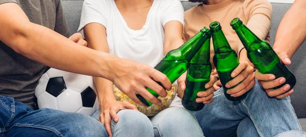 Gruppe von Freunden essen Popcorn und trinken Bier zusammen und w — Stockfoto