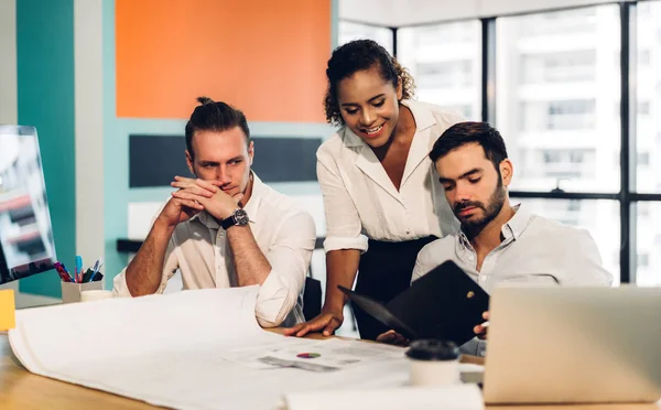 Grupo de reuniones de negocios profesionales y discusión de la estrategia w — Foto de Stock