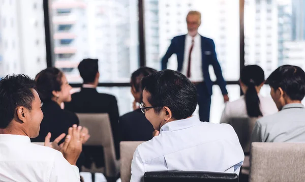 Businessman standing in front of group of people in consulting m — Stock Photo, Image
