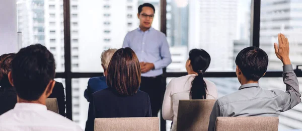 Empresario de pie en frente de grupo de personas en la consulta de m —  Fotos de Stock