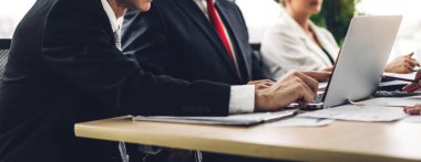 Profesyonel iş toplantısı ve yeni başlatılan dizüstü bilgisayar projesiyle strateji tartışması. Modern çalışma ortamında belge raporuyla yaratıcı iş insanları yönetimi planlaması ve beyin fırtınası. Takım çalışması kavramı