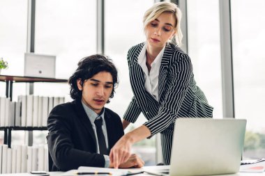 Masaüstü bilgisayarını tartışan ve onunla çalışan iki gelişigüzel işin başarısı. Modern ofiste planlama ve beyin fırtınası yapan yaratıcı iş adamları. Takım çalışması kavramı.