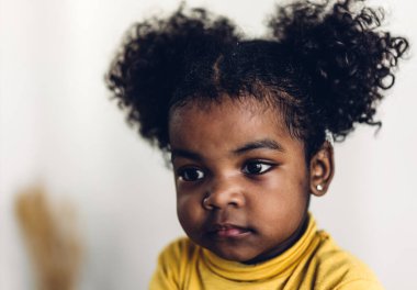 Mutlu gülümseyen küçük çocuğun portresi Afrikalı Amerikalı kız