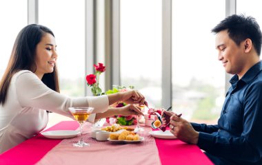 Güzel bir çift birbirine aşık ve birlikte yemek yiyor. Restoranda oturuyor.