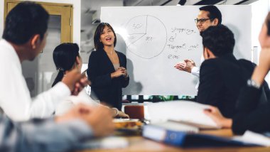 Profesyonel iş toplantıları ve yeni başlangıç projesiyle strateji tartışmaları. Yaratıcı iş adamları modern çalışma ortamında belge raporlarıyla plan yapıyor ve beyin fırtınası yapıyorlar. Takım çalışması kavramı.