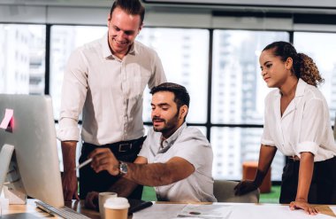 Profesyonel iş toplantıları ve yeni başlangıç projesiyle strateji tartışmaları. Yaratıcı iş adamları modern çalışma ortamında belge raporlarıyla plan yapıyor ve beyin fırtınası yapıyorlar. Takım çalışması kavramı.