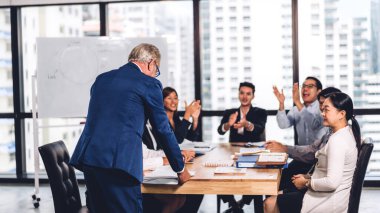 Profesyonel iş toplantıları ve yeni başlangıç projesiyle strateji tartışmaları. Yaratıcı iş adamları modern çalışma ortamında belge raporlarıyla plan yapıyor ve beyin fırtınası yapıyorlar. Takım çalışması kavramı.