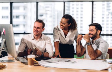 Profesyonel iş toplantıları ve yeni başlangıç projesiyle strateji tartışmaları. Yaratıcı iş adamları modern çalışma ortamında belge raporlarıyla plan yapıyor ve beyin fırtınası yapıyorlar. Takım çalışması kavramı.