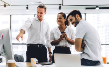 Profesyonel iş toplantıları ve yeni başlangıç projesiyle strateji tartışmaları. Yaratıcı iş adamları modern çalışma ortamında belge raporlarıyla plan yapıyor ve beyin fırtınası yapıyorlar. Takım çalışması kavramı.