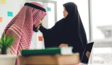 Arap iş adamı dizüstü bilgisayarla çalışıyor. Modern iş yerinde yaratıcı Arap iş adamları plan yapıyor.