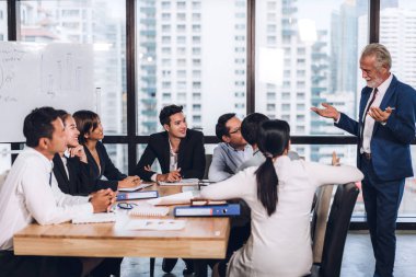 Profesyonel iş toplantısı ve strateji yönetimini yeni bir başlangıç projesiyle tartışmak. Yaratıcı iş adamları modern çalışma ortamında belge raporlarıyla plan yapıyor ve beyin fırtınası yapıyorlar. Takım çalışması kavramı