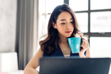 İş kadını dizüstü bilgisayar ile çalışıyor.yaratıcı iş adamları modern iş loft planlama