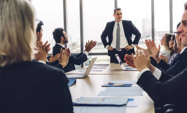 Grupo Reuniones Negocios Profesionales Discutir Estrategia Gestión Con Nuevo Proyecto —  Fotos de Stock