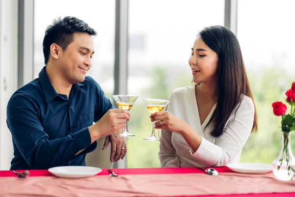 Ρομαντικό Νεαρό Ευτυχισμένο Ζευγάρι Χαλαρώστε Μιλώντας Και Πίνοντας Ποτήρια Κρασιού — Φωτογραφία Αρχείου