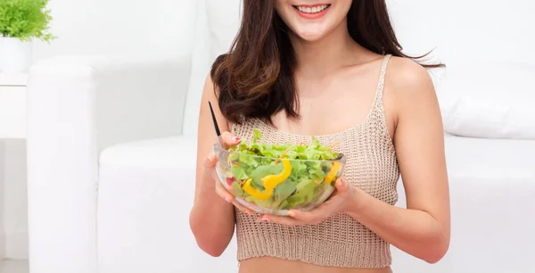 Mulher Feliz Comendo Mostrando Salada Fresca Saudável Estilo Vida Concept — Fotografia de Stock