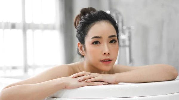 Όμορφη Νεαρή Ασία Γυναίκα Απολαύστε Χαλαρωτική Λήψη Ένα Μπάνιο Αφρό — Φωτογραφία Αρχείου