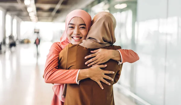 Portrét Šťastný Arabský Dva Přátelé Muslim Žena Hidžáb Šaty Úsměvem — Stock fotografie