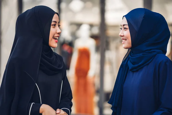 Portrait Heureuse Arabique Deux Amies Musulmanes Avec Robe Hijab Souriant — Photo
