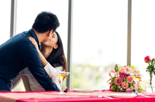 浪漫的年轻夫妇在餐馆里欢欢喜喜地亲吻拥抱庆祝 — 图库照片