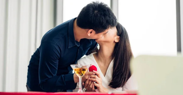 浪漫的年轻夫妇在餐馆里欢欢喜喜地亲吻拥抱庆祝 — 图库照片