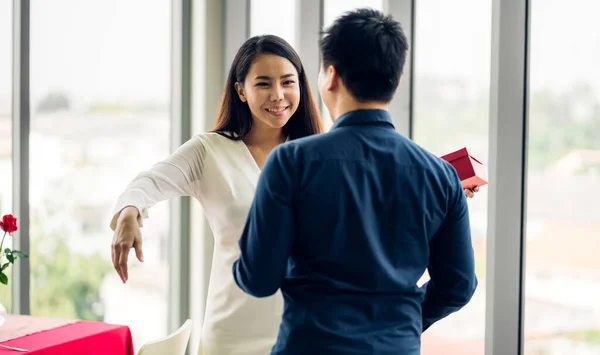 Jeune Homme Beau Donnant Surprise Boîte Cadeau Petite Amie — Photo