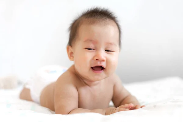 Retrato Feliz Asiática Sonrisa Bebé Relajante Cama — Foto de Stock