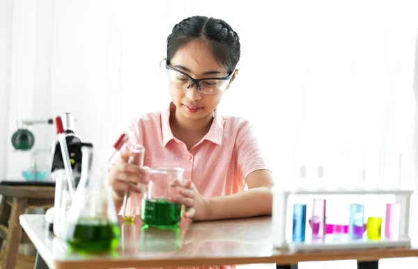 Tizenéves Lány Diákok Tanulási Csinál Egy Kémiai Kísérlet Gazdaság Kémcsőbe — Stock Fotó