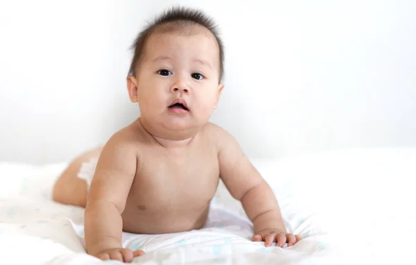 Retrato Feliz Asiática Sonrisa Bebé Relajante Cama — Foto de Stock