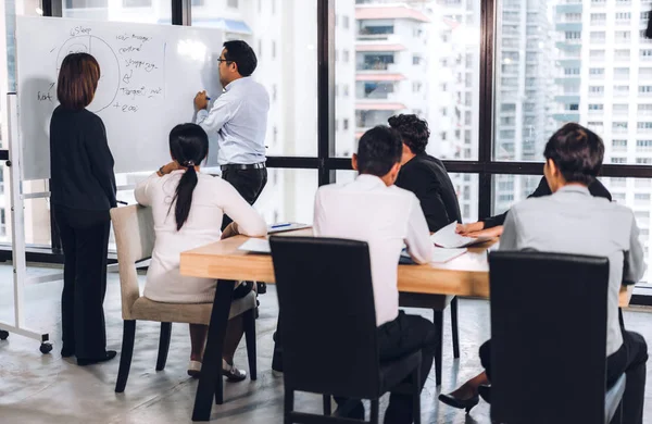 Grupo Reuniones Negocios Profesionales Discutir Gestión Estrategia Con Nuevo Proyecto — Foto de Stock