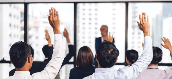 Empresário Frente Grupo Pessoas Consultoria Conferência Seminário Reunião Mostrando Mão — Fotografia de Stock