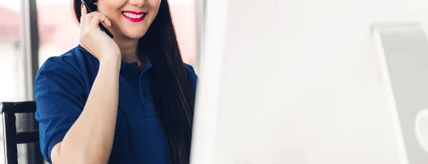 Bella Felice Asiatica Sorridente Operatore Donna Affari Assistenza Clienti Servizi — Foto Stock