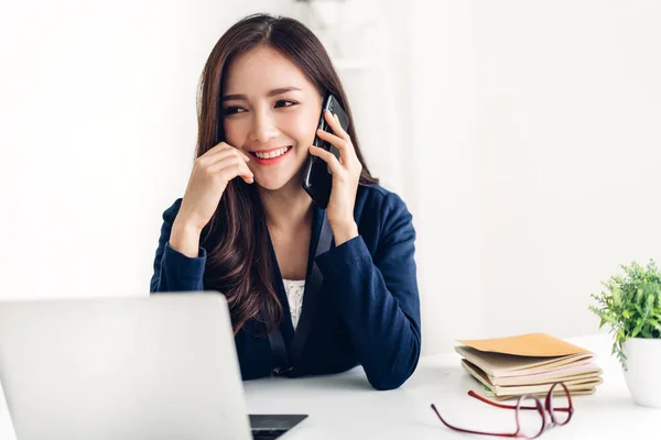 Empresaria Sentada Trabajando Con Computadora Portátil Personas Creativas Negocios Planeando — Foto de Stock