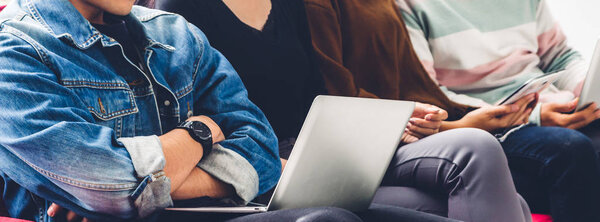 Группа друзей сидя расслабиться использовать технологию вместе ноутбука и планшета проверки социальных приложений и work.Communication концепции