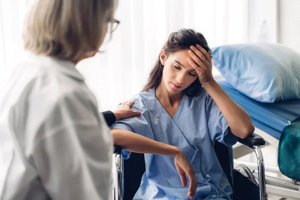 Kadın Doktor Hastanede Kadın Hastalarla Tartışıyor Onlara Danışıyor Sağlık Tıp — Stok fotoğraf