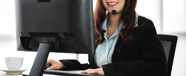 Beautiful Happy Smiling Business Woman Operator Customer Support Phone Services — Foto de Stock