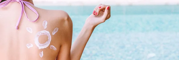 Kvinna Klädd Två Bit Bikini Ansöker Solkräm Med Sol Dras — Stockfoto