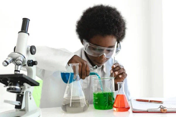 Meninos Estudantes Afro Americanos Aprendendo Fazendo Uma Experiência Química Segurando — Fotografia de Stock