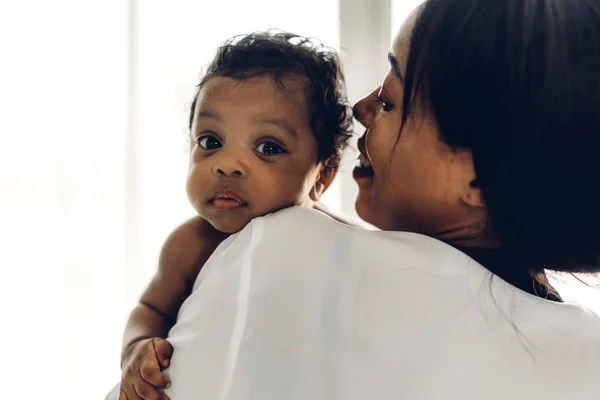Madre Afroamericana Sosteniendo Adorable Bebé Afroamericano Sus Brazos Dormitorio Amor —  Fotos de Stock