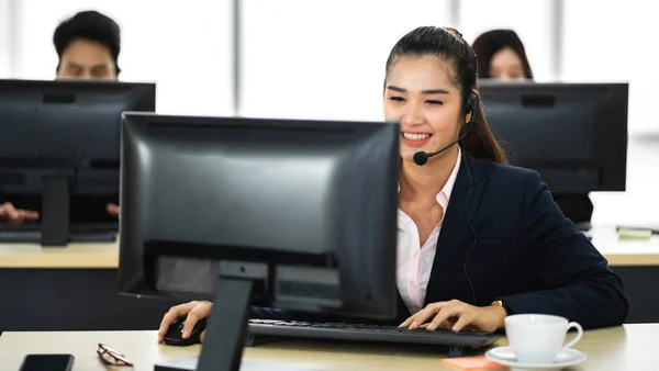 Gruppe Glücklich Lächelnder Geschäftsleute Kundendienst Team Telefondienste Die Mit Headset — Stockfoto